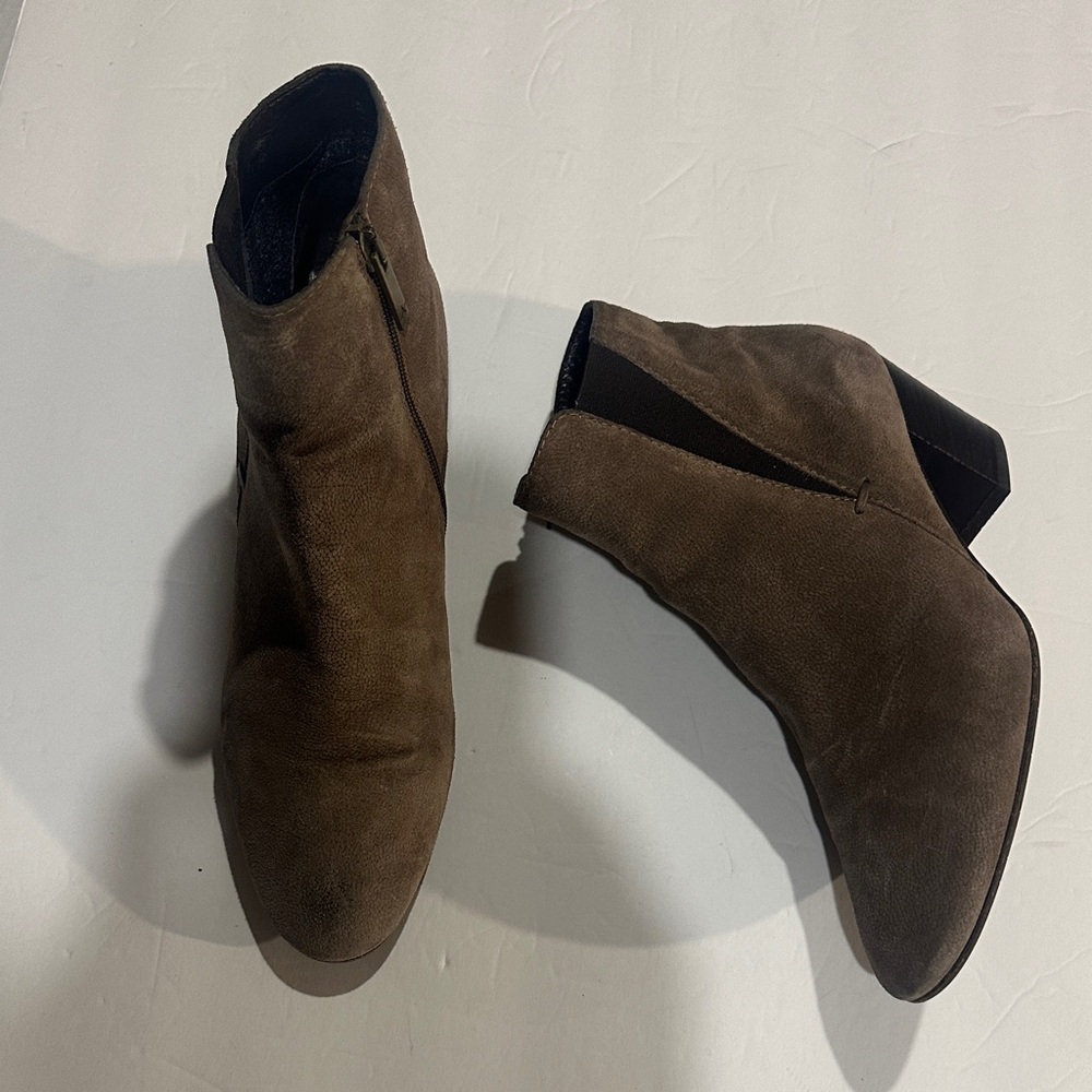 Aquatalia Chelsea Brown tan Suede Ankle Booties with side zipper stretchy side